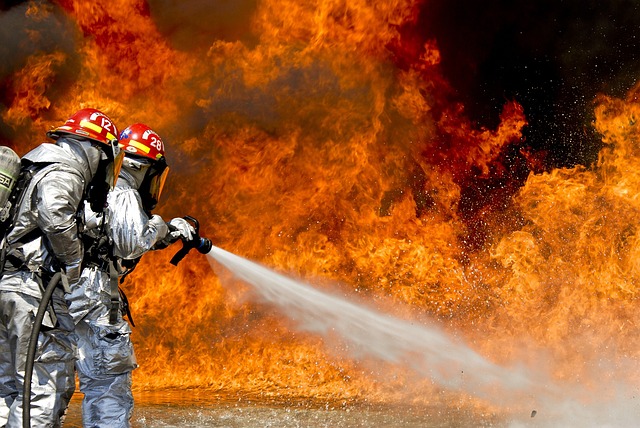 hasiči bojující s ohněm